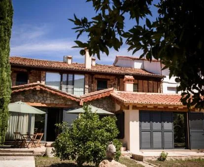 Precioso hotel rural rodeado de naturaleza y con zonas de estar en el exterior.