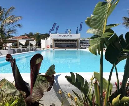 Amplia terraza en la azotea del hotel con piscina al aire libre.