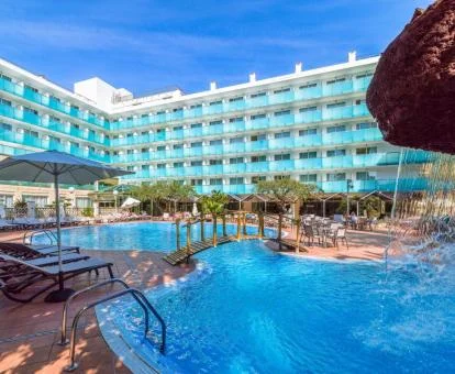 Espectacular hotel con gran piscina al aire libre.