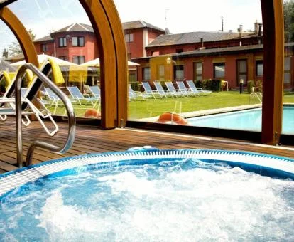 Jacuzzi del spa con vistas al exterior.