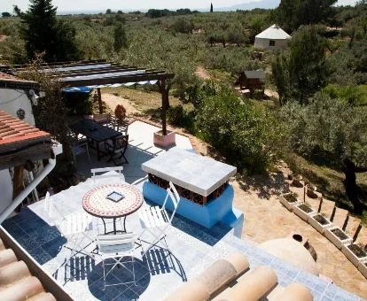 Exteriores de este establecimiento rural con mobiliario al aire libre con vistas al campo que lo rodea.