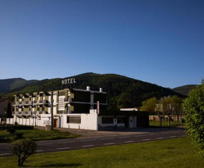 Edificio de este hotel rural en medio de la naturaleza ideal para explorar los alrededores.