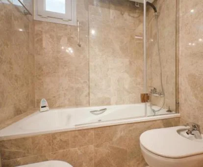 Bañera de hidromasaje privada del apartamento deluxe del establecimiento.