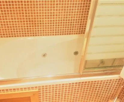 Bañera de hidromasaje en el baño de uno de los apartamentos.