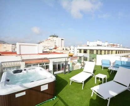 Fabulosa terraza con vistas a la ciudad, solarium y jacuzzi privado de este apartamento ático.