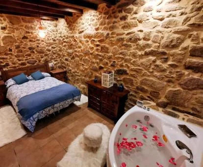 Dormitorio con jacuzzi privado junto a la cama de uno de los apartamentos de la planta baja del establecimiento.