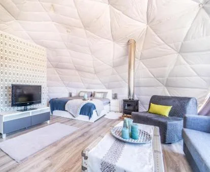 Interior de este precioso domo ideal para parejas.