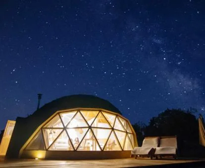 Fabuloso domo con iluminación nocturna y una bella noche estrellada ideal para parejas.