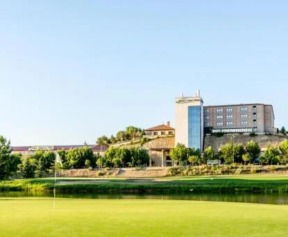 Edificio de este maravilloso hotel rural rodeado de campos verdes.