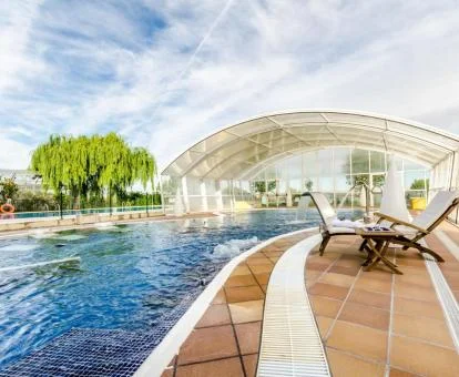 Fabulosa piscina con elementos de hidroterapia con zona exterior y bajo techo de este hotel con encanto.
