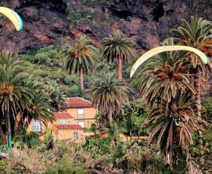 Edificio de este establecimiento rural rodeado de palmeras.