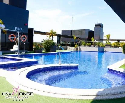 Amplia piscina con chorros de este hotel con encanto.