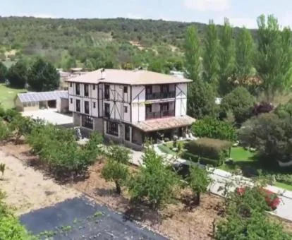 Edificio de este hotel rural rodeado de vegetación en un tranquilo entorno para explorar.