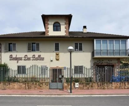 Edificio de este hotel rural acogedor con bodega privada.