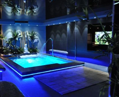 Zona de aguas del centro de bienestar del hotel.