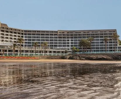 Edificio de este hotel solo para adultos ubicado en primera línea de playa.