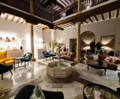 Elegante patio con espacios de uso compartido de este coqueto hotel.