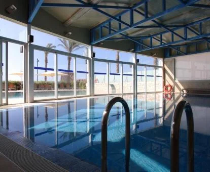 Piscina cubierta de las instalaciones de bienestar del hotel.