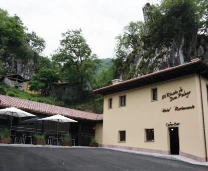 Edificio de este hotel rural con terraza con comedor exterior y rodeado de naturaleza.