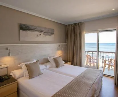 Una de las acogedoras habitaciones dobles con terraza y vistas al mar del hotel.