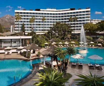 Edificio de este fabuloso hotel con encanto con piscina y zonas exteriores ajardinadas.