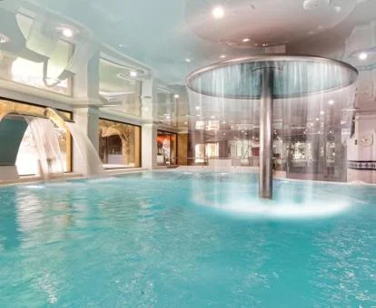 Piscina interior con chorros de hidroterapia del spa.