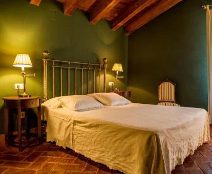 Una de las acogedoras habitaciones dobles de estilo tradicional de este hotel boutique tradicional.