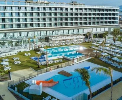 Espectacular hotel con amplias zonas exteriores y piscina.