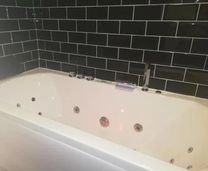 Bañera de hidromasaje del baño de este apartamento privado.