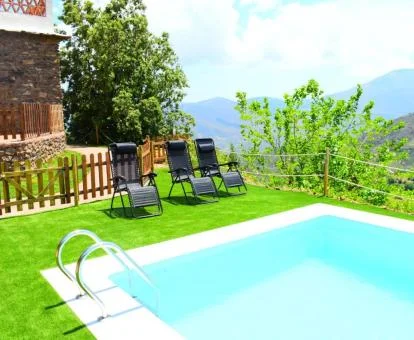 Maravillosa terraza solarium con piscina y espectaculares vistas de este complejo.