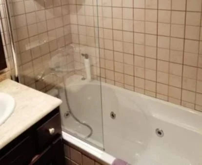 Bañera de hidromasaje privada en el baño de este precioso apartamento.