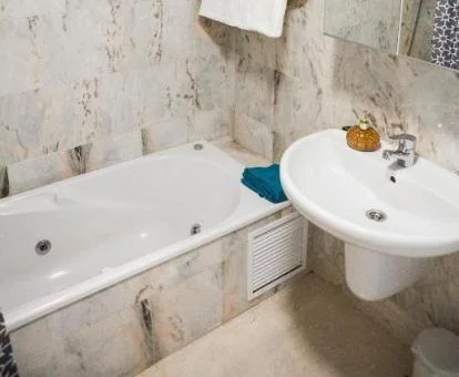 Baño con bañera de hidromasaje privada de este precioso apartamento.