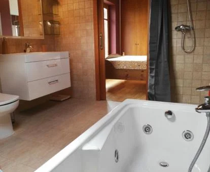Amplia bañera de hidromasaje privada en el baño de este apartamento deluxe.