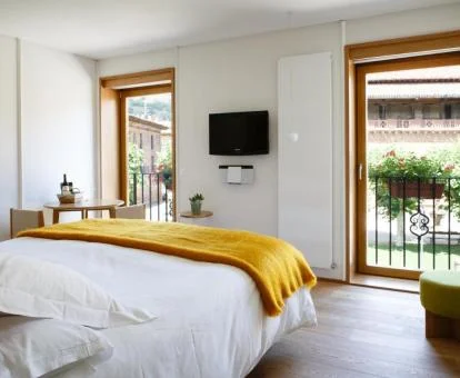 Una de las cómodas habitaciones dobles con balcón y vistas de este hermoso hotel boutique.