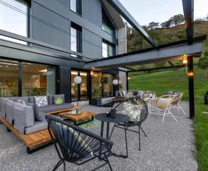 Agradable terraza con mobiliario exterior de este hotel romántico.