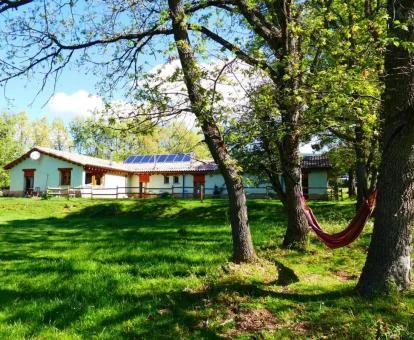 Edificio de este alojamiento rural en un tranquilo entorno natural para explorar.