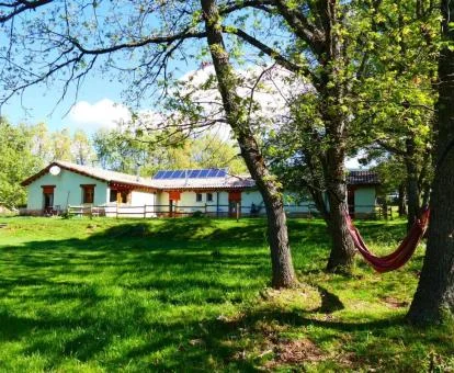 Hotel con encanto rodeado de naturaleza ideal para descansar.