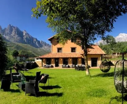 Edificio de este hotel rural en plena naturaleza, rodeado de montañas y con zona exterior.