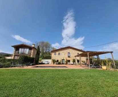 Precioso edificio de este hotel con encanto rodeado de jardines.