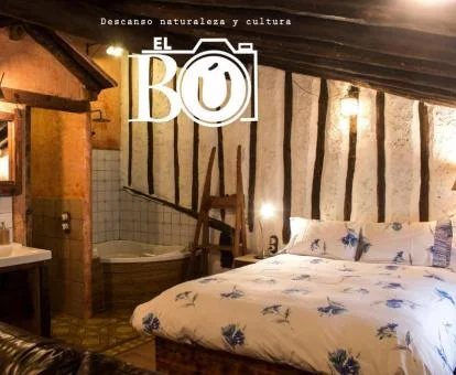 Suite con jacuzzi privado cerca de la cama de este hotel rural.