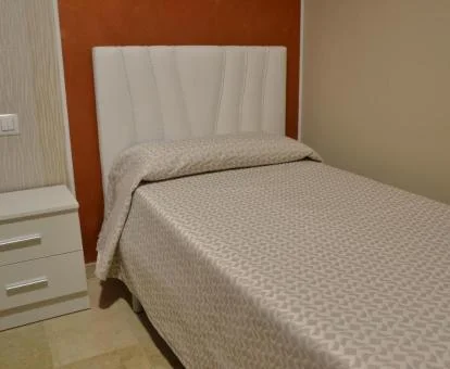 Una de las acogedoras habitaciones sencillas del hotel.