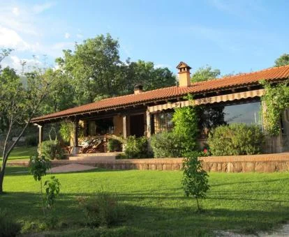 Edificio de este hotel rural en plena naturaleza.