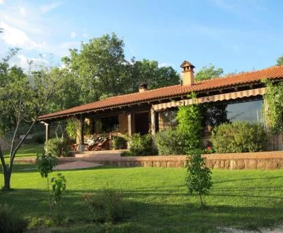 Hermoso hotel boutique con amplios jardines ideal para descansar.