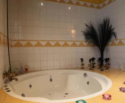 Bañera de hidromasaje privada de la Suite Junior del alojamiento.