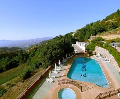 Zona exterior con piscina y hermosas vistas a la naturaleza de este hotel boutique rural.