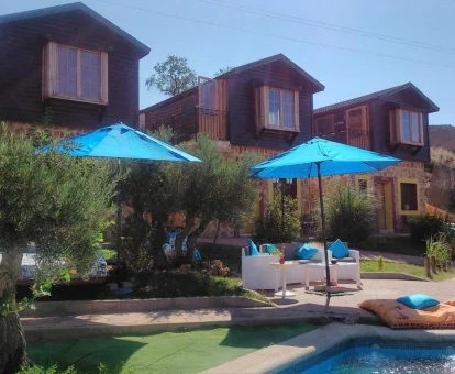 Establecimiento rural de cabañas independientes con piscina exterior.