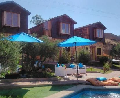 Establecimiento rural de cabañas independientes con piscina.