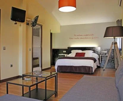 Una de las amplias habitaciones dobles con zona de estar del hotel.