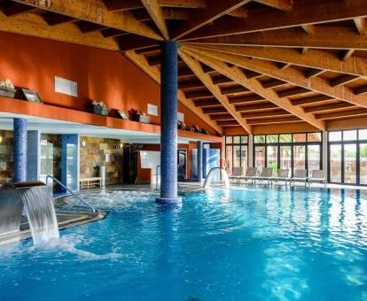 Piscina cubierta con chorros en cascada de este hotel con encanto.