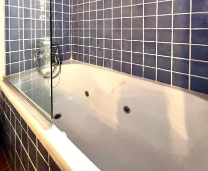 Bañera de hidromasaje privada en el baño de este apartamento dúplex.